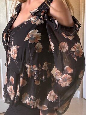 Venus Cold Shoulder Top
